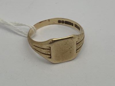 Lot 93 - A 9ct Gold Signet Ring, square panel to reeded...