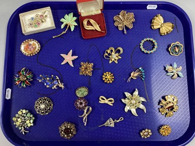 Lot 32 - An Assortment of Brooches, to include gilt...