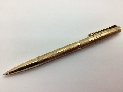 Lot 301 - A 9ct Gold Yard-O-Led Ballpoint Pen, allover...