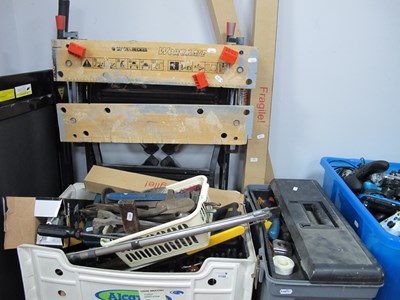 Lot 1150 - Tools - Table vice, saws, drill bits, wrech,...