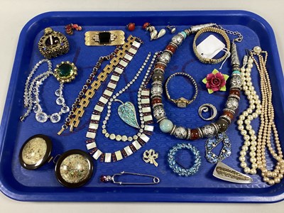 Lot 58 - A Collection of Assorted Vintage and Later...