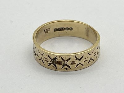 Lot 167 - A 9ct Gold Patterned Wedding Band, (finger...