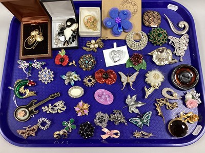 Lot 49 - An Assortment of Modern Brooches, to include...