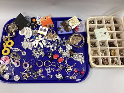 Lot 108 - A Quantity of Modern Earrings, to include gilt...