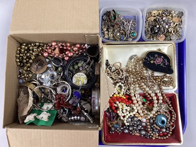 Lot 71 - A Quantity of Costume Jewellery, to include...