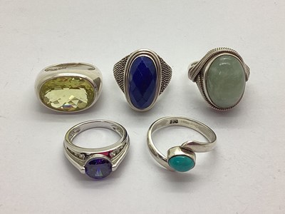 Lot 106 - A Faceted Hardstone Set Suarti Ring, with...