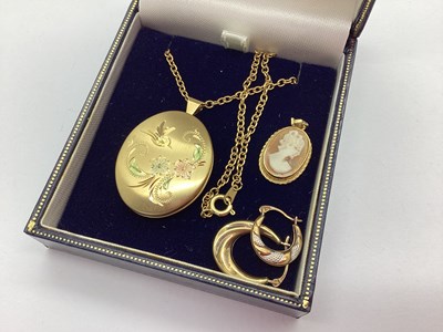 Lot 121 - A 14K Gold Filled Photo Locket, with ornate...