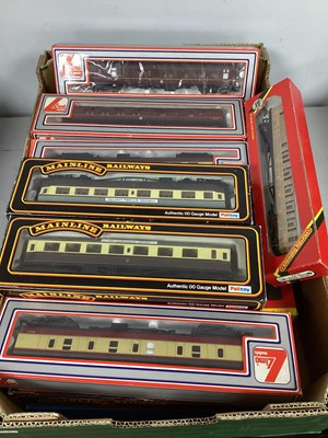 Lot 703 - Approximately twenty 'OO' gauge coaches from...