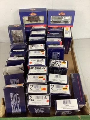 Lot 707 - Approximately thirty OO scale rolling stock...