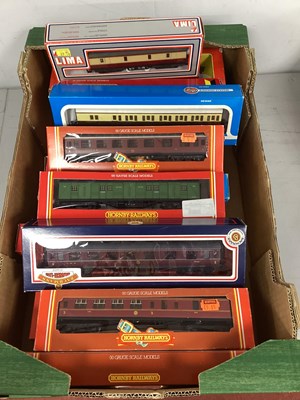 Lot 708 - Approximately twenty OO scale coaches from...