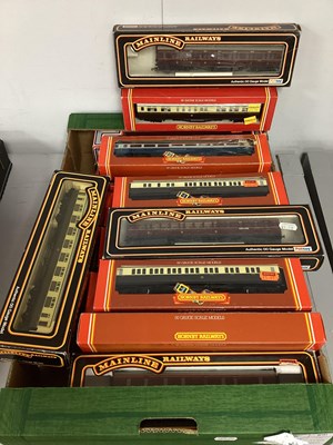 Lot 716 - Approximately twenty OO gauge coaches from...