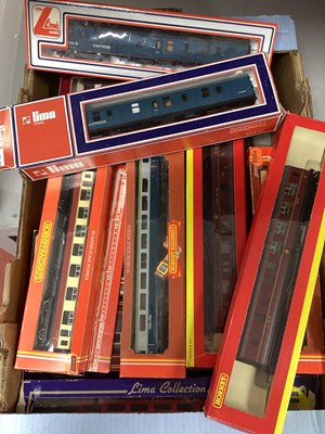 Lot 721 - Approximately nineteen OO gauge coaches from...