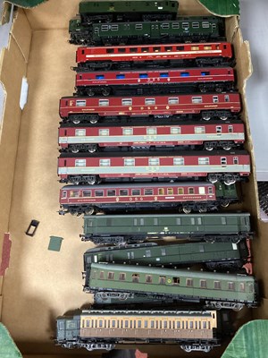 Lot 722 - Approximately twenty-three HO Gauge...