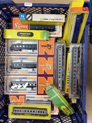 Lot 762 - Approximately sixteen N Gauge Continental...