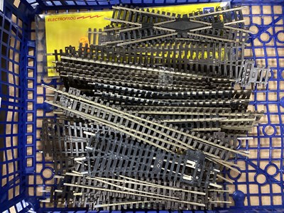 Lot 769 - Approximately thirty OO/HO gauge points and...