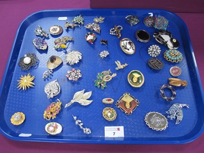 Lot 7 - A Mixed Lot of Assorted Costume Brooches,...