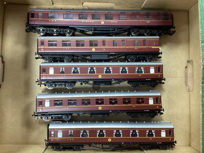 Lot 777 - Five OO gauge Hornby coaches, including Dining...