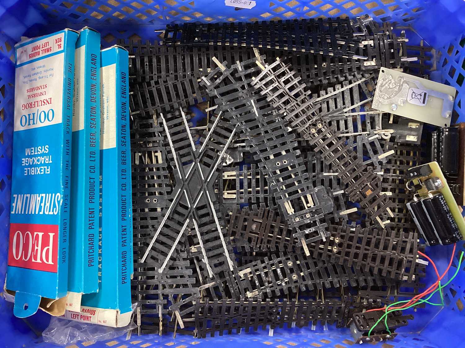 Lot 781 - A collection of OO/HO gauge points and cross