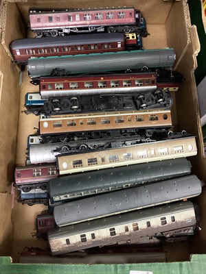 Lot 811 - Approximately thirty OO gauge coaches, various...