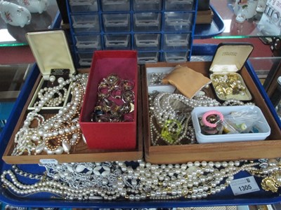 Lot 1305 - An Assortment of Imitation Pearl Bead...