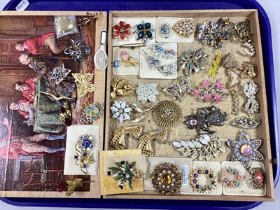 Lot 203 - An Assortment of Brooches, to include gilt...