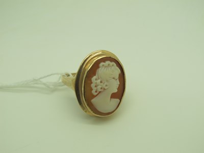 Lot 185 - A 9ct Gold Oval Shell Carved Cameo Ring, oval...