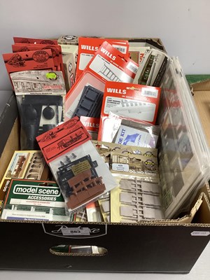 Lot 883 - A Quantity of OO/HO Gauge Plastic, Cardboard,...