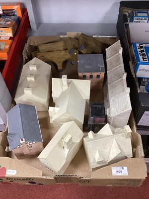 Lot 899 - A Quantity of OO Scale Ceramic/Resin Style...