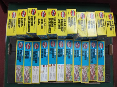 Lot 352 - Twenty Two OO/HO Plastic Model Lineside...