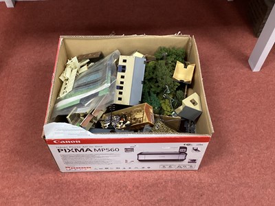 Lot 909 - A Quantity of Predominantly OO Gauge Lineside...