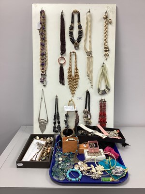 Lot 167 - Assorted Modern Costume Jewellery, including...