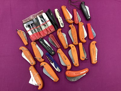 Lot 709 - A Collection of Plastic Handle Folding Pruning...