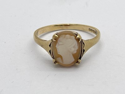 Lot 91 - A 9ct Gold Cameo Dress Ring, claw set (finger...