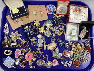 Lot 232 - A Collection of Assorted Costume Brooches,...