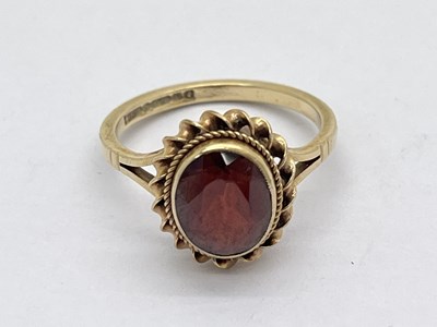 Lot 90 - A 9ct Gold Garnet Single Stone Ring, oval...