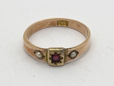 Lot 77 - An Antique Pearl Set Ring, rose colour band...