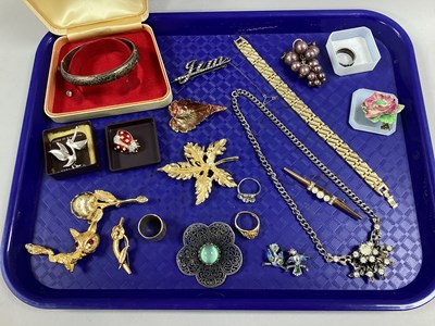 Lot 125 - Assorted Costume Jewellery, including a...