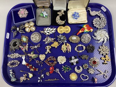 Lot 195 - An Assortment of Modern Brooches, to include...