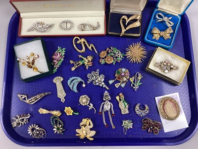 Lot 122 - An Assortment of Brooches, to include P.E.P...