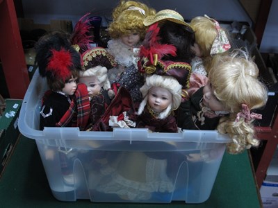 Lot 1025 - Leonardo Collectors Dolls, Beafeater, other...