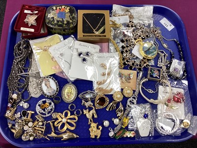 Lot 153 - An Assortment of Modern Costume Jewellery, to...