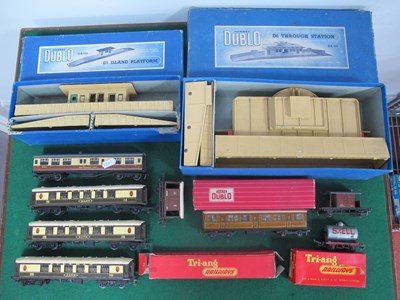 Lot 472 - A Quantity of OO Gauge Model Railway Items, to...