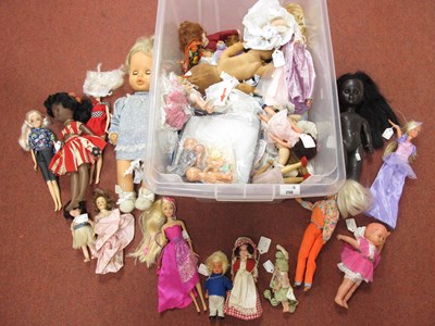 Lot 298 - A Quantity of Vintage and Later Dolls, to...