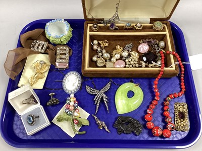 Lot 138 - A Mixed Lot of Assorted Vintage and Later...