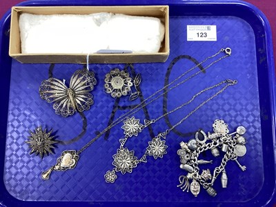 Lot 123 - Vintage Filigree Brooches, decorative...