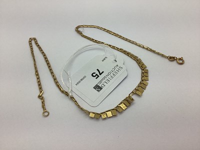 Lot 75 - A 9ct Gold Graduated Necklace, (damaged /...