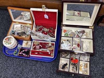 Lot 191 - A Large Mixed Lot of Assorted Costume...