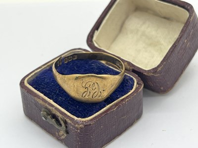 Lot 39 - A 9ct Gold Signet Ring, (shank split /...