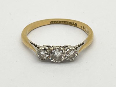 Lot 28 - A Three Stone Diamond Ring, the graduated old...