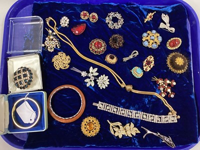 Lot 155 - Assorted Costume Brooches, gilt tone necklace,...